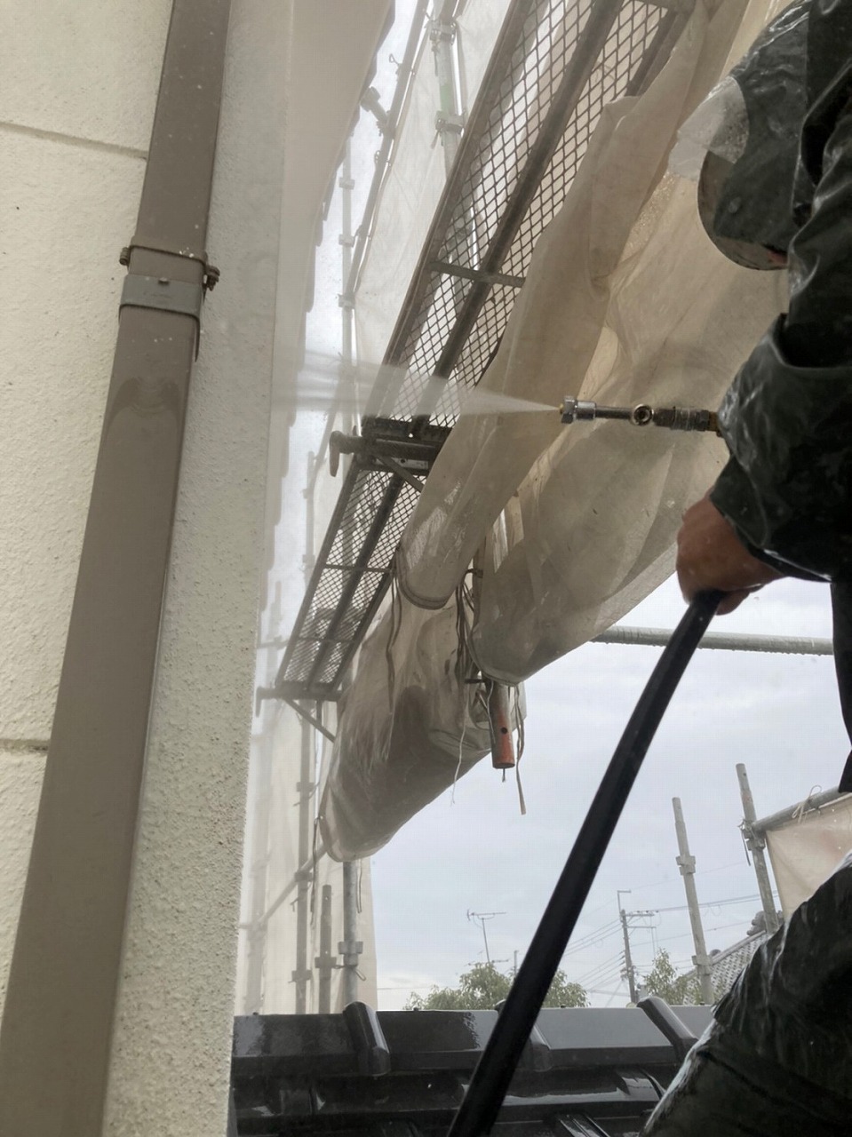 奈良市で外壁塗装前の洗浄作業中